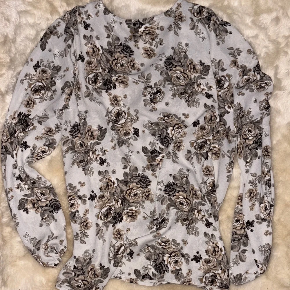 Cream moody Floral Women's top/Size M great for #layer w/ sweaters/ #blazers, - Picture 2 of 6